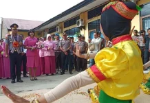 Kapolres Baru Disambut Silat Muna, AKBP Ramos Dilepas Tangisan Kapolres Baru Disambut Silat Muna, AKBP Ramos Dilepas Tangisan