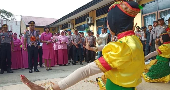 Kapolres Baru Disambut Silat Muna, AKBP Ramos Dilepas Tangisan