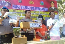 Polisi Tangkap IRT Pengedar 854 Gram Sabu dari Lapas Kendari Polisi Tangkap IRT Pengedar 854 Gram Sabu dari Lapas Kendari