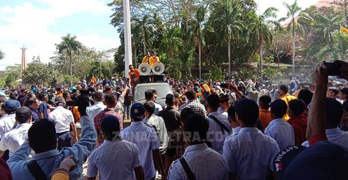 Tolak SK Rektor, Ratusan Mahasiswa UHO Geruduk Rektorat