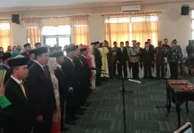 Ketua DPRD Konsel Menangis Saat Pelantikan Ketua DPRD Konsel Menangis Saat Pelantikan