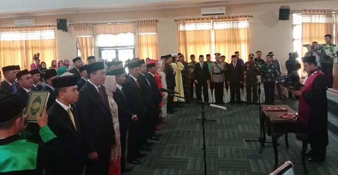 Ketua DPRD Konsel Menangis Saat Pelantikan