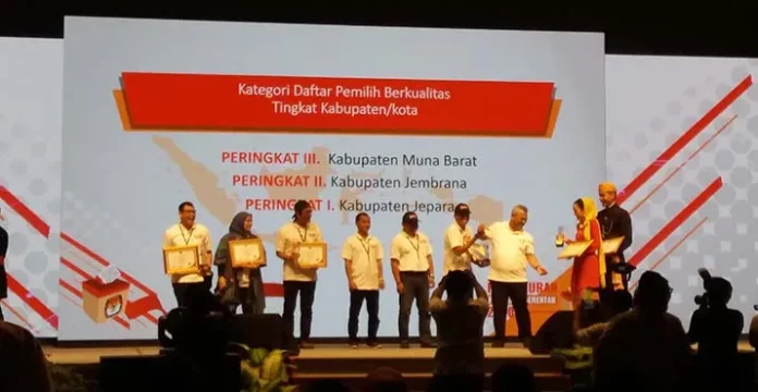 penghargaan_kpumubar KPU Mubar Raih Peringkat 3 Daftar Pemilih Terbaik Berkualitas