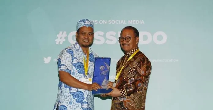 Majukan Pendidikan di Konsel, Surunuddin Dapat Penghargaan API