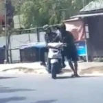Cegah Kabur dari Sweeping, Polwan di Kendari Tumpangi Motor Pengendara Cegah Kabur dari Sweeping, Polwan di Kendari Tumpangi Motor Pengendara