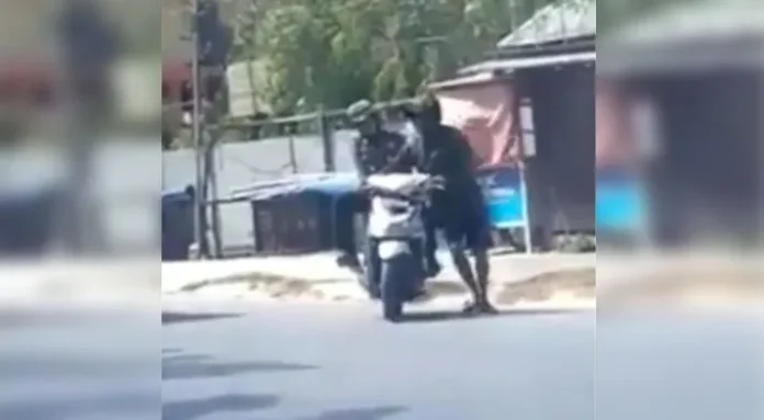 Cegah Kabur dari Sweeping, Polwan di Kendari Tumpangi Motor Pengendara