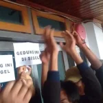 Unjuk Rasa Tolak RUU Pertanahan, DPRD Sultra Disegel Unjuk Rasa Tolak RUU Pertanahan, DPRD Sultra Disegel
