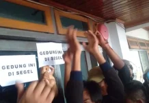 Unjuk Rasa Tolak RUU Pertanahan, DPRD Sultra Disegel Unjuk Rasa Tolak RUU Pertanahan, DPRD Sultra Disegel