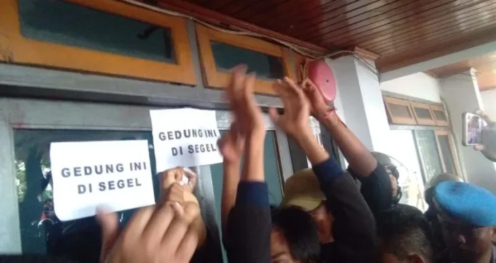 Unjuk Rasa Tolak RUU Pertanahan, DPRD Sultra Disegel