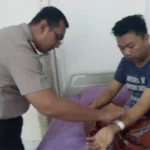 Dua Personel Polres Kolaka Babak Belur Disengat Tawon di Lahan Gambut Koltim Dua Personel Polres Kolaka Babak Belur Disengat Tawon di Lahan Gambut Koltim