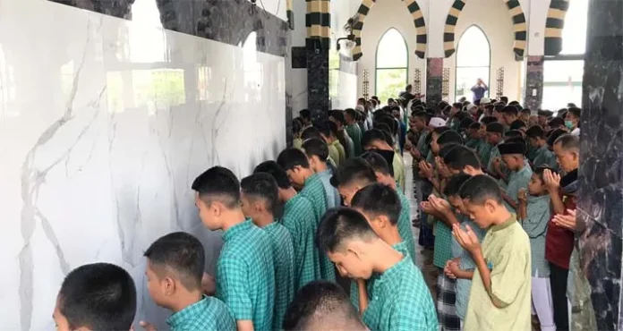 sholat gaib Ratusan Pejalar MAN 1 Kendari Salat Gaib untuk Bj Habibie