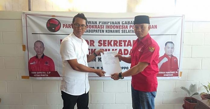 Surunuddin Jadi Orang Pertama Kembalikan Formulir Pendaftaran ke PDIP Konsel