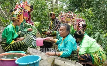Cerita dari Puncak Siontapina, Ritual Sakral dan Lestarinya Hutan Cerita dari Puncak Siontapina, Ritual Sakral dan Lestarinya Hutan