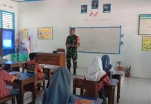 Siswa di Busel Diajari Seputar Kehidupan TNI Siswa di Busel Diajari Seputar Kehidupan TNI