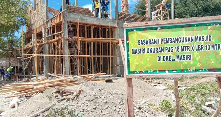 TNI dan Warga Batauga Gotong Royong Bangun Masjid di Busel