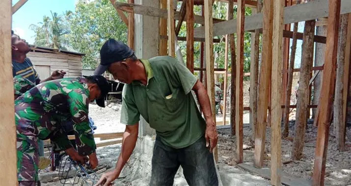 TNI dan Warga Batauga Gotong Royong Bangun Masjid di Busel