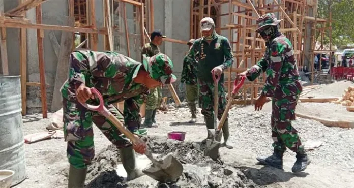 TNI dan Warga Batauga Gotong Royong Bangun Masjid di Busel