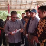 Abu Hasan Serahkan 200 Kartu JKN-KIS Abu Hasan Serahkan 200 Kartu JKN-KIS