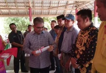 Abu Hasan Serahkan 200 Kartu JKN-KIS Abu Hasan Serahkan 200 Kartu JKN-KIS