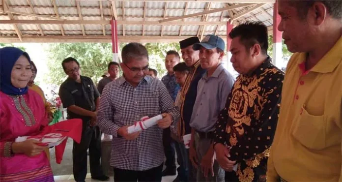 abu hasan Abu Hasan Serahkan 200 Kartu JKN-KIS