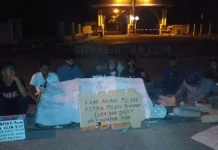 Puluhan Mahasiswa Aksi Ikat Tangan di Depan Mapolda Sultra Sampai Malam Puluhan Mahasiswa Aksi Ikat Tangan di Depan Mapolda Sultra Sampai Malam