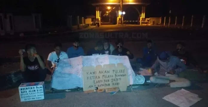 Puluhan Mahasiswa Aksi Ikat Tangan di Depan Mapolda Sultra Sampai Malam