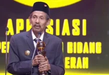 AS Tamrin Raih Penghargaan Pembangunan Bidang Ekonomi AS Tamrin Raih Penghargaan Pembangunan Bidang Ekonomi.