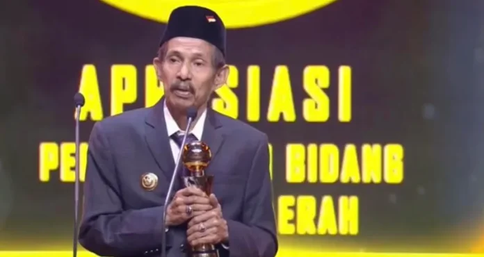 AS Tamrin Raih Penghargaan Pembangunan Bidang Ekonomi.