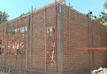 Warga Bantu TNI Rampungkan Balai Pertemuan di Masiri Busel Warga Bantu TNI Rampungkan Balai Pertemuan di Masiri Busel