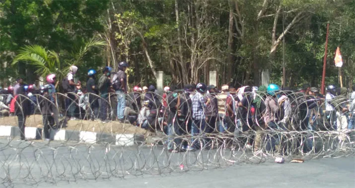 Pengunjuk Rasa dan Polisi Kembali Bentrok, Satu Mahasiswa Diamankan