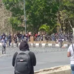 Pengunjuk Rasa dan Polisi Kembali Bentrok, Satu Mahasiswa Diamankan Pengunjuk Rasa dan Polisi Kembali Bentrok, Satu Mahasiswa Diamankan
