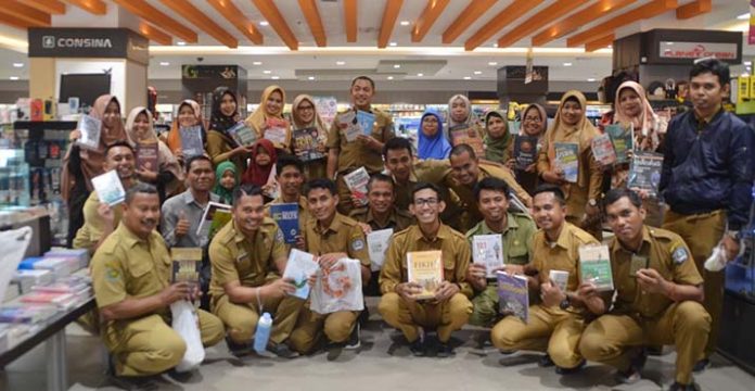 Bulan Bahasa, Guru di MAN IC Kendari Dapat Hadiah Buku