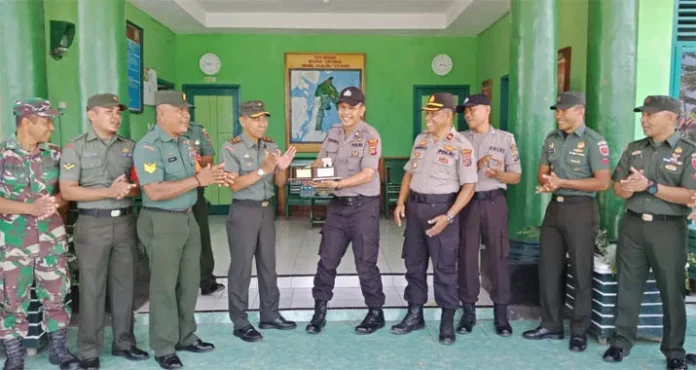HUT TNI ke 74, Polsek Kulisusu Sambangi Koramil Kulisusu