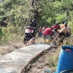 Warga Kondara di Kolut Protes Pembangunan Rabat Beton Warga Kondara di Kolut Protes Pembangunan Rabat Beton