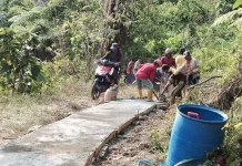 Warga Kondara di Kolut Protes Pembangunan Rabat Beton Warga Kondara di Kolut Protes Pembangunan Rabat Beton