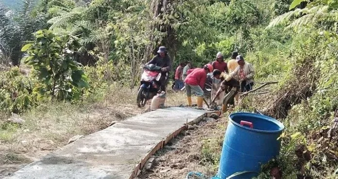 Warga Kondara di Kolut Protes Pembangunan Rabat Beton