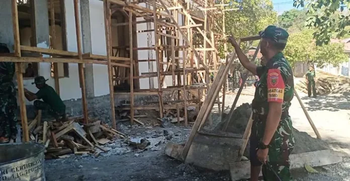 Tinjau TMMD, Dandim Buton Luangkan Waktu Dialog dengan Warga