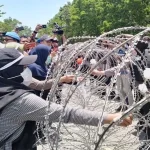 Mahasiswa dan Polisi, Tukar Bunga hingga Deklarasi Damai Mahasiswa pun Mahasiswa dan Polisi, Tukar Bunga hingga Deklarasi Damai