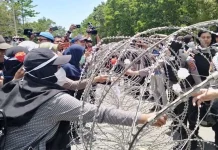 Mahasiswa dan Polisi, Tukar Bunga hingga Deklarasi Damai Mahasiswa pun Mahasiswa dan Polisi, Tukar Bunga hingga Deklarasi Damai