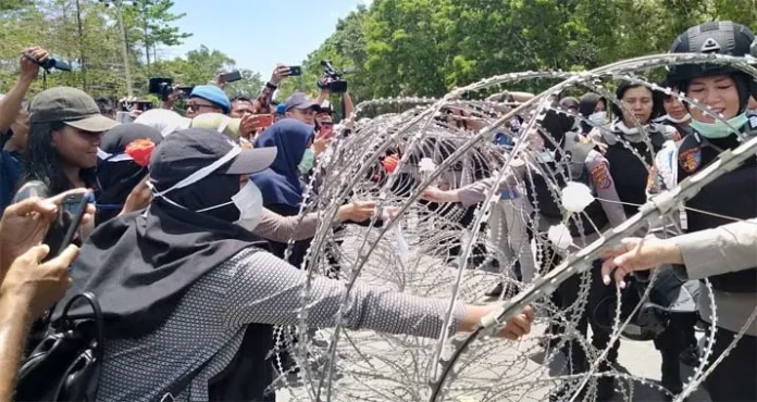 Mahasiswa pun Mahasiswa dan Polisi, Tukar Bunga hingga Deklarasi Damai