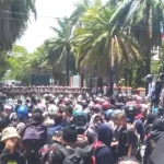 Ratusan Mahasiswa Teknik Kembali Kepung DPRD Sultra Ratusan Mahasiswa Teknik Kembali Kepung DPRD Sultra