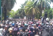 Ratusan Mahasiswa Teknik Kembali Kepung DPRD Sultra Ratusan Mahasiswa Teknik Kembali Kepung DPRD Sultra