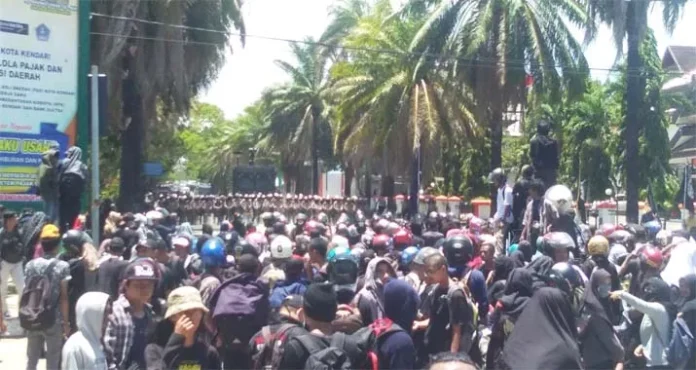 demo kendari Ratusan Mahasiswa Teknik Kembali Kepung DPRD Sultra