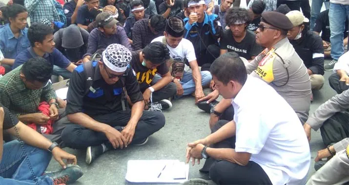 Mahasiswa pun Mahasiswa dan Polisi, Tukar Bunga hingga Deklarasi Damai