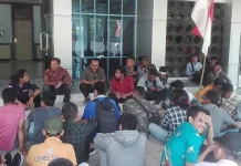 Disambangi Mahasiswa, Sejumlah Staf DPRD Sultra Lari Berhamburan Disambangi Mahasiswa, Sejumlah Staf DPRD Sultra Lari Berhamburan