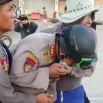 Kena Lemparan Batu Pendemo, Dirpol Air Polda Sultra Terluka Kena Lemparan Batu Pendemo, Dirpol Air Polda Sultra Terluka