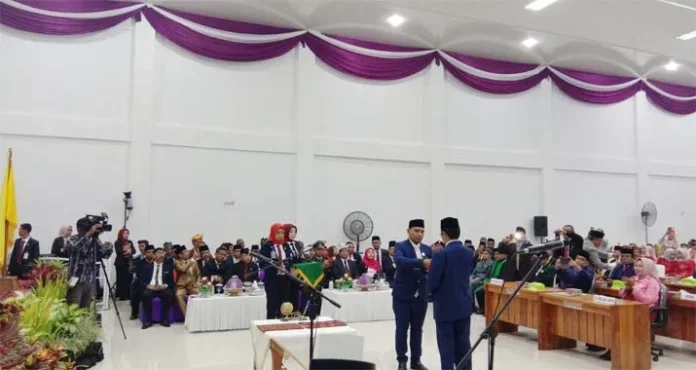 Pelantikan DPRD Baubau Diwarnai Demonstrasi dan Jatuhnya Foto Presiden