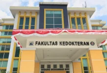 Gegara Tak Diwisuda, Mahasiswa Keperawatan UHO Melapor ke Ombudsman Gedung Fakultas Kedokteran UHO
