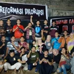 AJI Kendari dan IJTI Sultra Gelar Nobar Film Dokumenter Mosi Tidak Percaya AJI Kendari dan IJTI Sultra Gelar Nobar Film Dokumenter Mosi Tidak Percaya