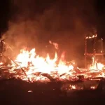 Dua Rumah Bersaudara di Desa Lembah Subur Koltim Ludes Terbakar Dua Rumah Bersaudara di Desa Lembah Subur Koltim Ludes Terbakar